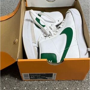 Kid 4.5 Nike white and green blazer